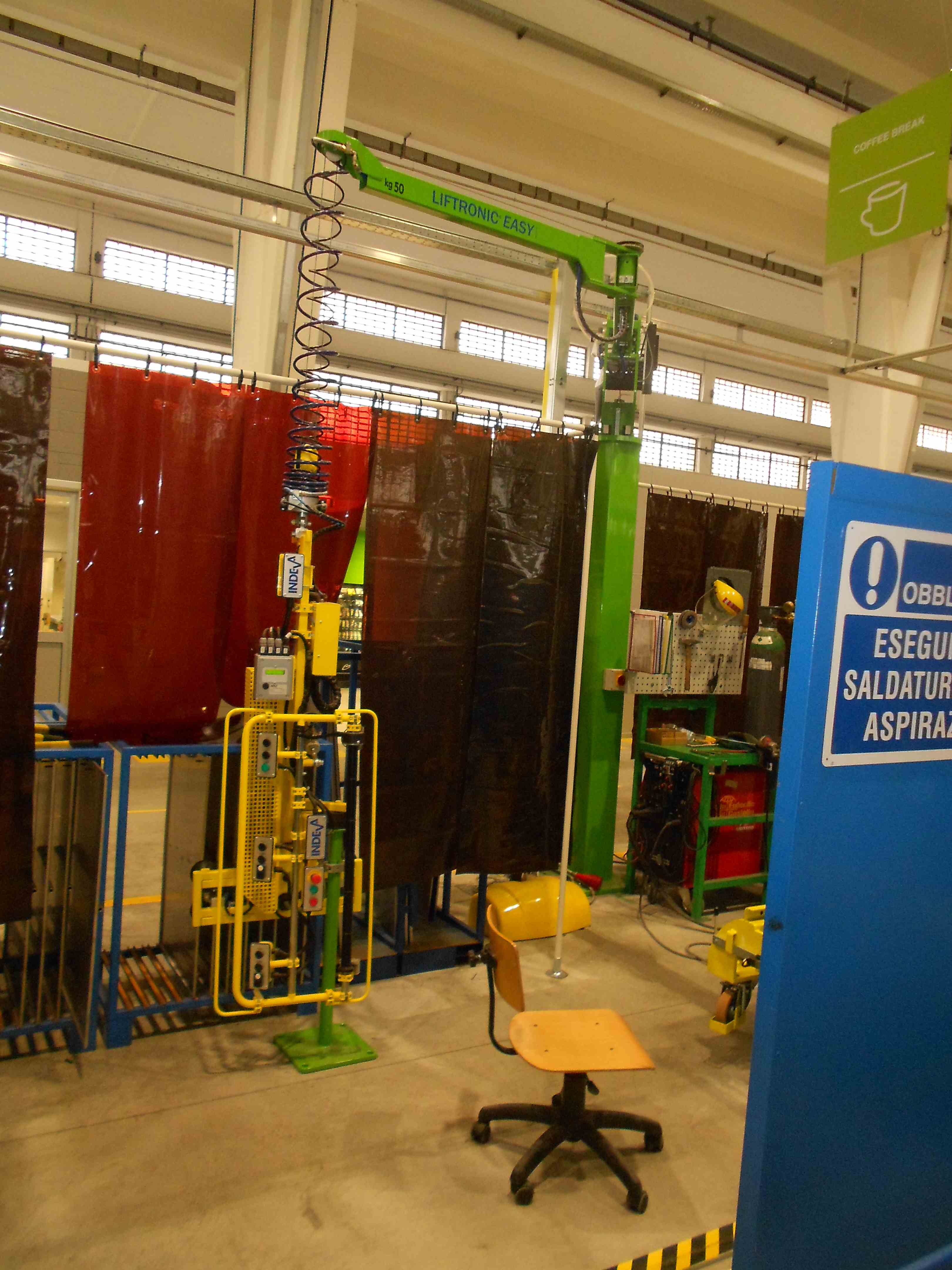 Pillar Mounted Industrial Manipulator for Drum Handling